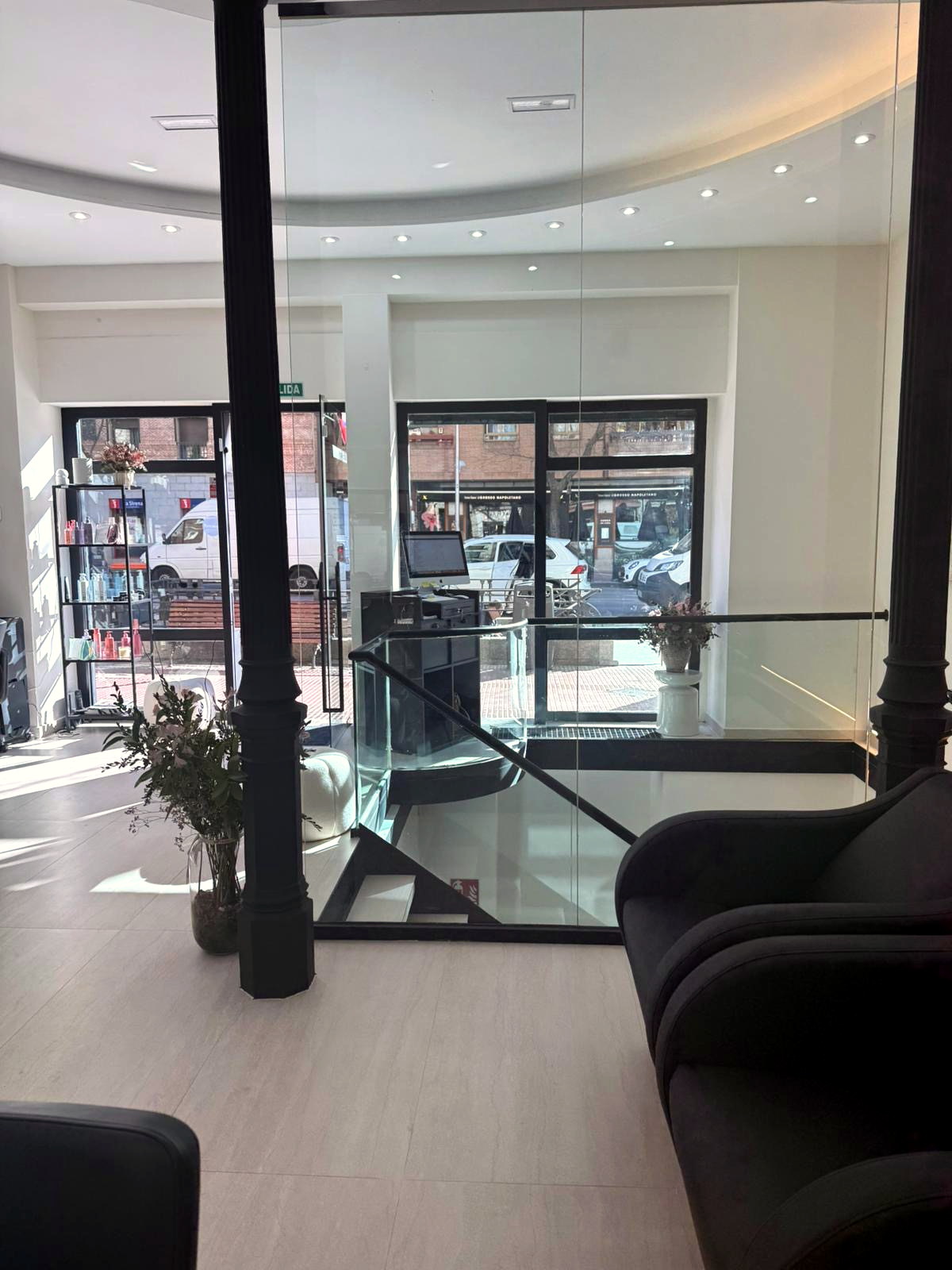 Zona de recepción con escalera de cristal y diseño contemporáneo